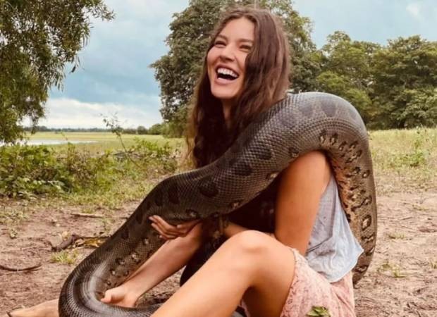 Alanis Guillen posa com cobra nos bastidores de Pantanal (Foto: Instagram/@alanissguillen/Reprodução)