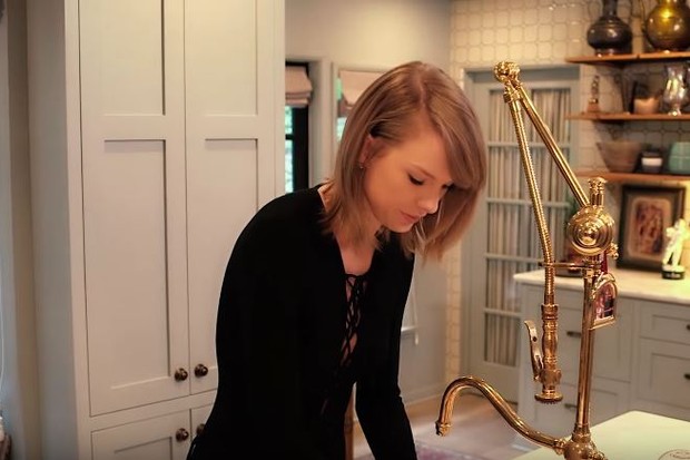 A cozinha estilo amerianca de Taylor conta com uma torneira dourada superestilisa (Foto: Reprodução)