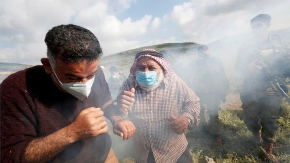 Tropas israelenses jogam gás lacrimogêneo sobre palestinos protestando contra assentamentos; conflito pode ser acirrado se Benjamin Netanyahu seguir com suas promessas de campanha — Foto: Reuters via BBC