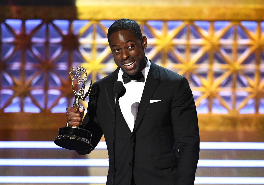 Sterling K. Brown recebe o Emmy de melhor ator em série dramática por 'This is us' (Foto: Kevin Winter/Getty Images/AFP)