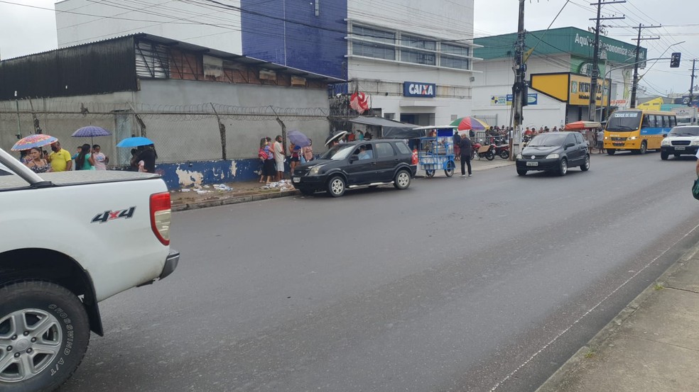 Fila em agência da Caixa na manhã desta quarta, em Manaus — Foto: Marcelo Moreira/Rede Amazônica