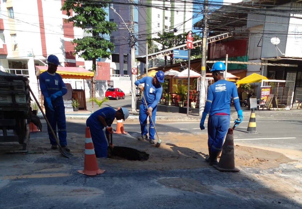 Técnicos da Embasa durante serviço em Salvador — Foto: Embasa