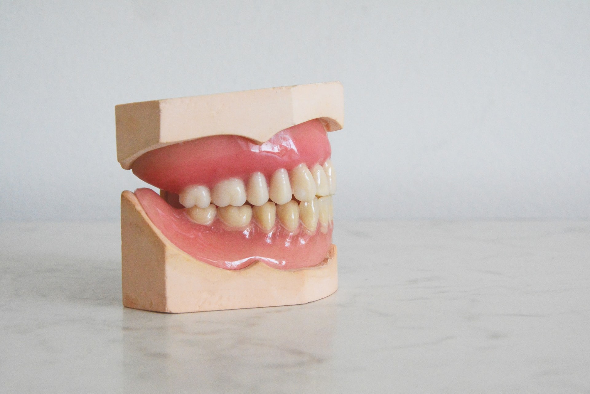 Quando os dentes da arcada superior encostam na inferior, significa que os músculos estão em contração. (Foto: Rudi Fargo/Unsplash)