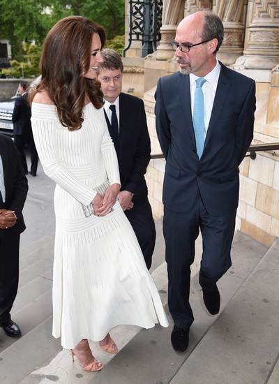 Kate Middleton usou sapato da marca brasileira Schutz. O modelo Lady Oyster, uma sandália nude de camurça, custa R$350,00 (Foto: Reprodução)
