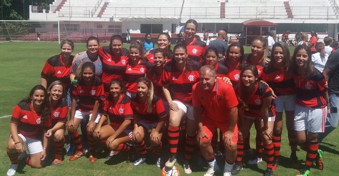 Flamengo faz homenagem às mulheres em jogo festivo com Zico
