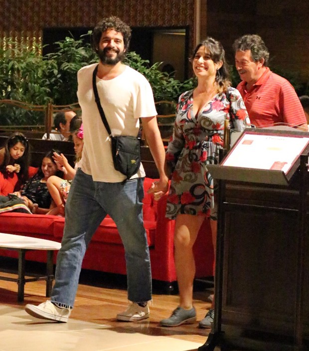 Giselle Itié com Guilherme Winter e o pai, Fernando (Foto: Fabio Moreno/AgNews)