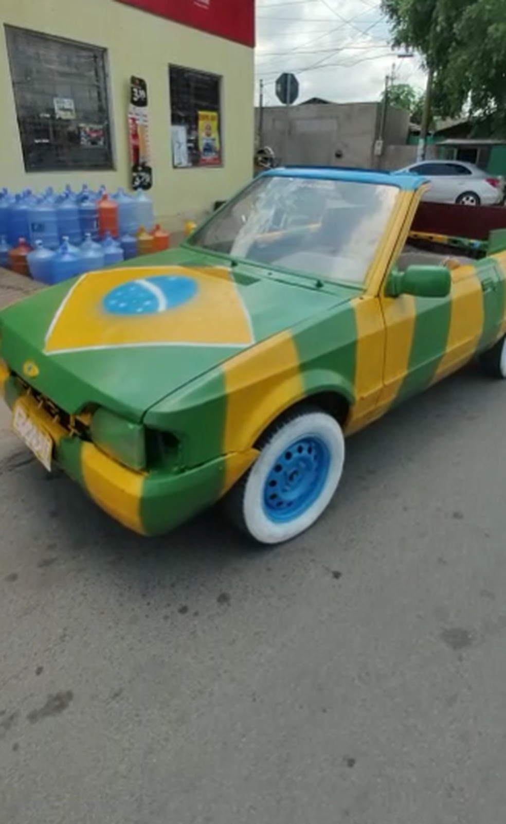 Carro foi pintado com as cores do Brasil — Foto: Leo Zamignani/TV Centro América