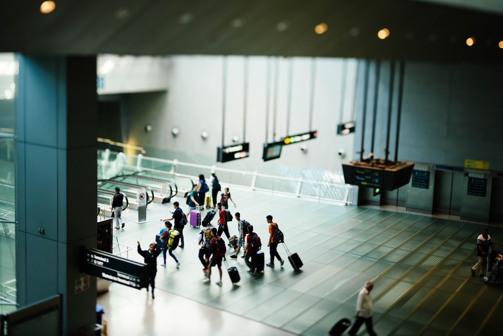 Menores de atÃ© 18 anos sÃ³ podem viajar para o exterior com autorizaÃ§Ã£o judicial. â Foto: Chuttersnap/Unsplash