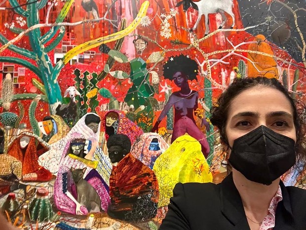 Marisa Monte tira rara selfie em museu em São Paulo (Foto: Instagram)