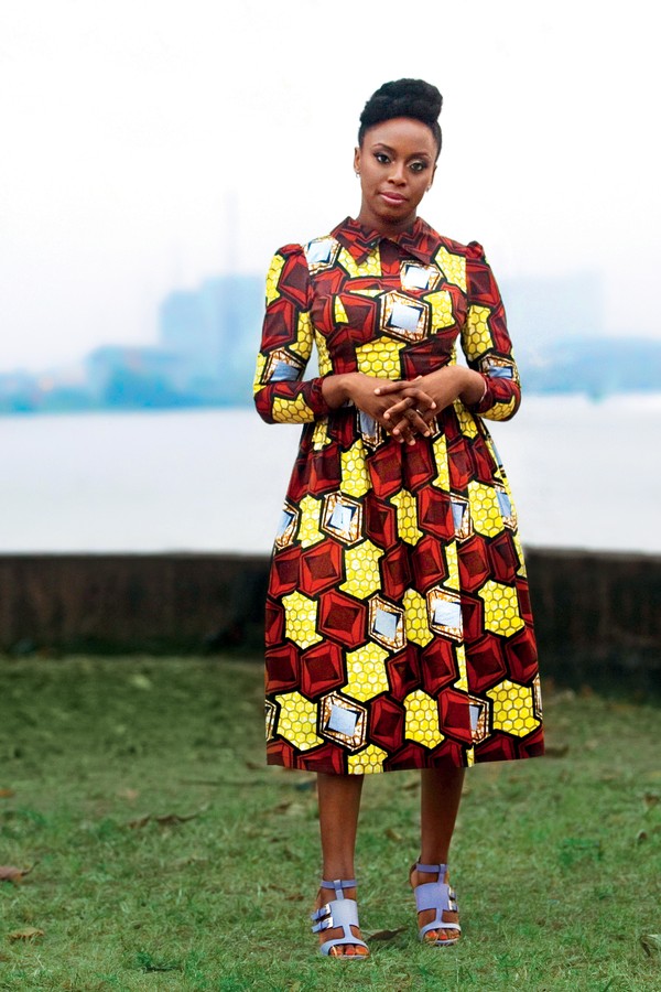 Chimamanda em frente à Lagoa de Lagos, na cidade nigeriana homônima, com vestido criado por ela. Na página ao lado, a escritora quando criança (Foto: Akintunde Akinleye e Divulgação)
