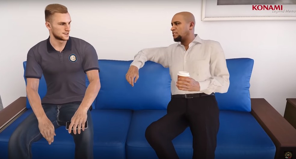 Roberto Carlos conversa com jogador da Inter no trailer da Master League — Foto: Reprodução