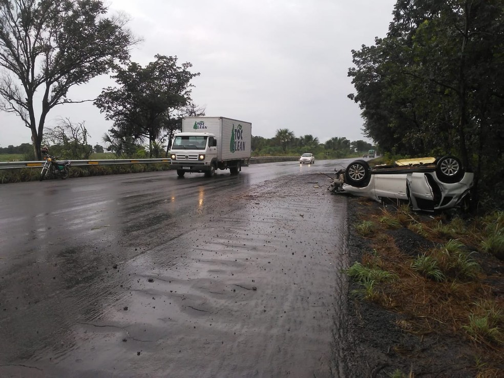 Carro capotou em curva da BR-153 perto de Alvorada, no sul do Tocantins — Foto: Defesa Civil de Talismã/Divulgação