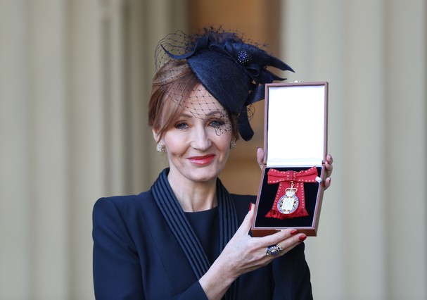 J.K Rowling ganha medalha da família real britânica (Foto: Getty Images) J.K Rowling ganha medalha da família real britânica (Foto: Getty Images)