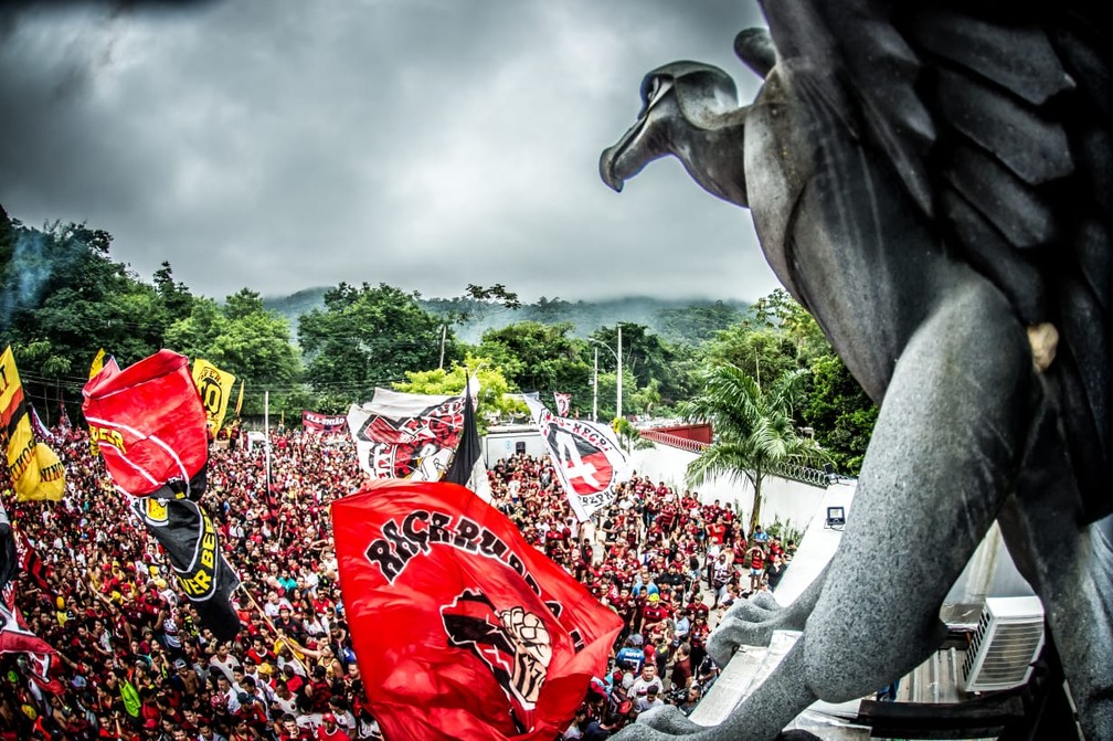 Torcida do Flamengo na porta do Ninho — Foto: Alexandre Vida/ Flamengo