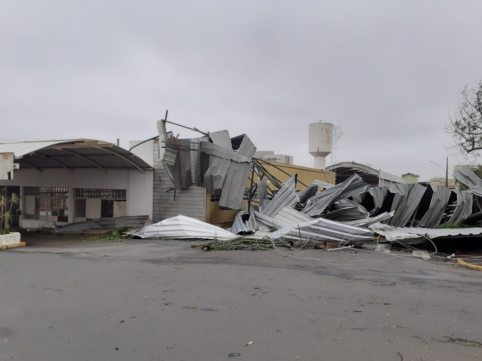Estabelecimento teve telhado destruído com temporal em Pirassununga — Foto: Redes sociais