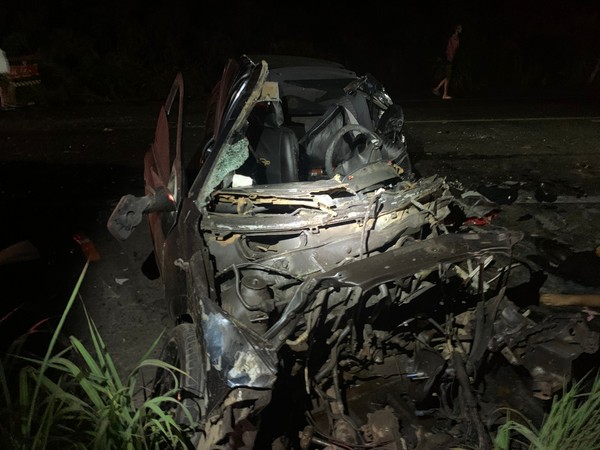 Mãe e filho morrem após batida entre carro e caminhão no oeste da Bahia;  veículo ficou destruído | Bahia | G1