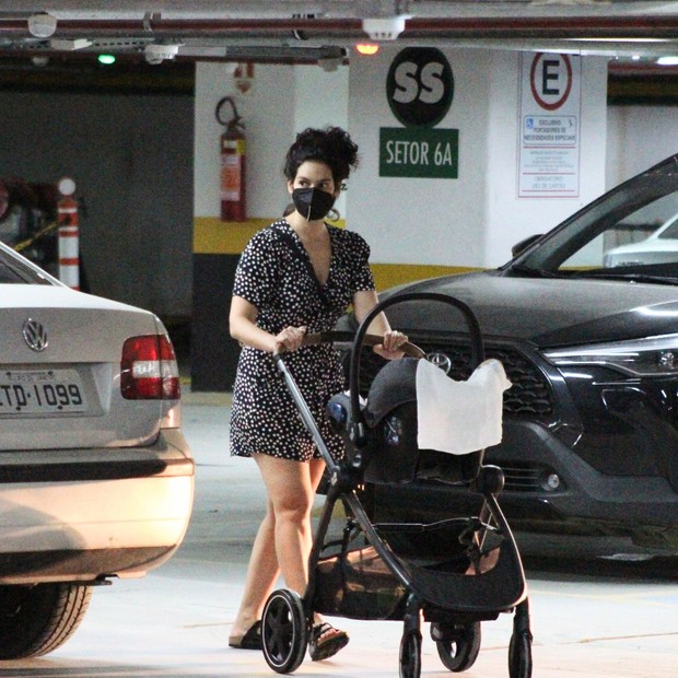 Maria Flor e marido passeiam com o filho em shopping no Rio de Janeiro (Foto: Adão/AgNews)