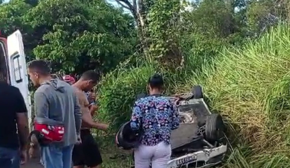 Um dos carros capotou — Foto: TV Sergipe/Reprodução