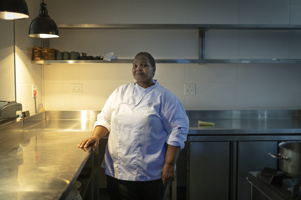 A cozinheira Xoliswa Ndoyiya era responsável por preparar as refeições de Madiba — Foto: Guillem Sartorio / AFP