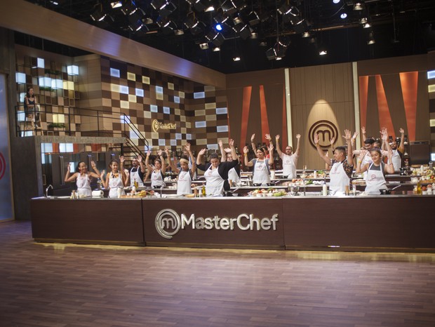 Jornalistas cozinharam para os jurados do MasterChef (Foto: Divulgação)
