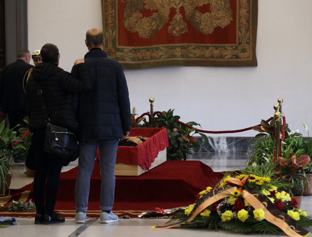 Corpo do cineasta Bernardo Bertolucci é velado em Roma  — Foto: AP Photo/Gregorio Borgia