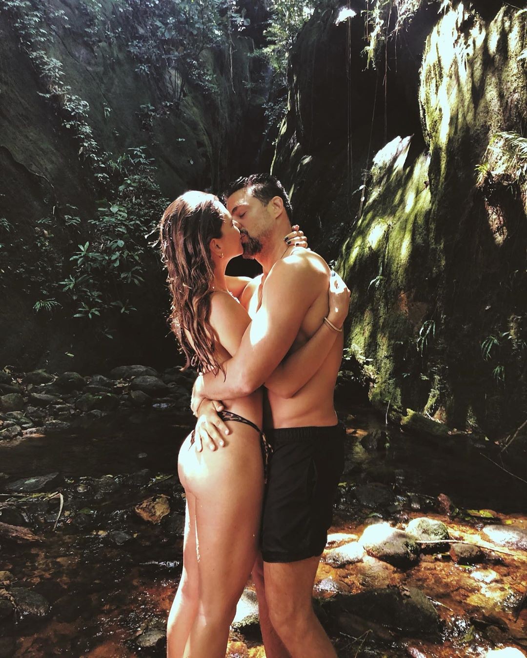 Mariana Goldffarb beija muito em cachoeira (Foto: Reprodução Instagram)