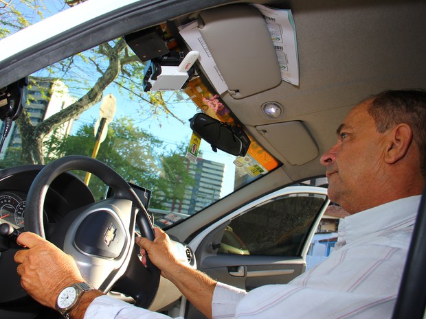 Taxista de Maceió oferece internet sem fio de graça para os clientes (Foto: Jonathan Lins/G1)
