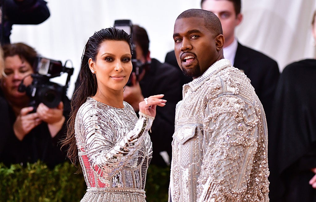 NEW YORK, NY - MAY 02:  Kim Kardashian and Kanye West attend 'Manus x Machina: Fashion in an Age of Technology' Costume Institute Gala at Metropolitan Museum of Art on May 2, 2016 in New York City.  (Photo by James Devaney/GC Images) (Foto: GC Images)