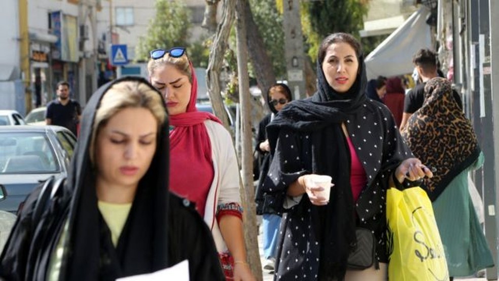 Mulheres no Irã devem, por lei, seguir um código de vestimenta estrito — Foto: GETTY IMAGES/via BBC