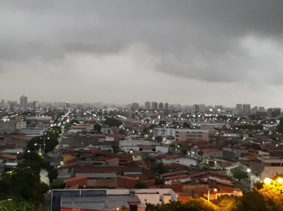 Fortaleza amanheceu nublada e com chuvas em alguns bairros.  — Foto: Eliane Cristina/Arquivo Pessoal