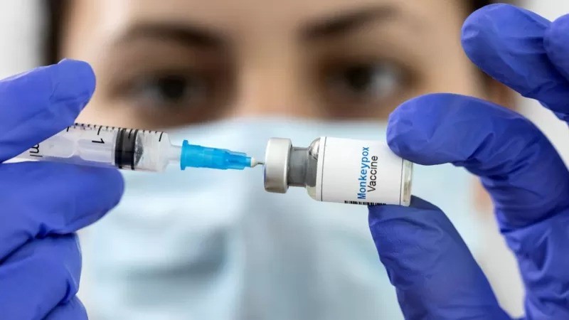Alguns países já começaram a vacinação contra a varíola dos macacos (Foto: Reuters via BBC News)