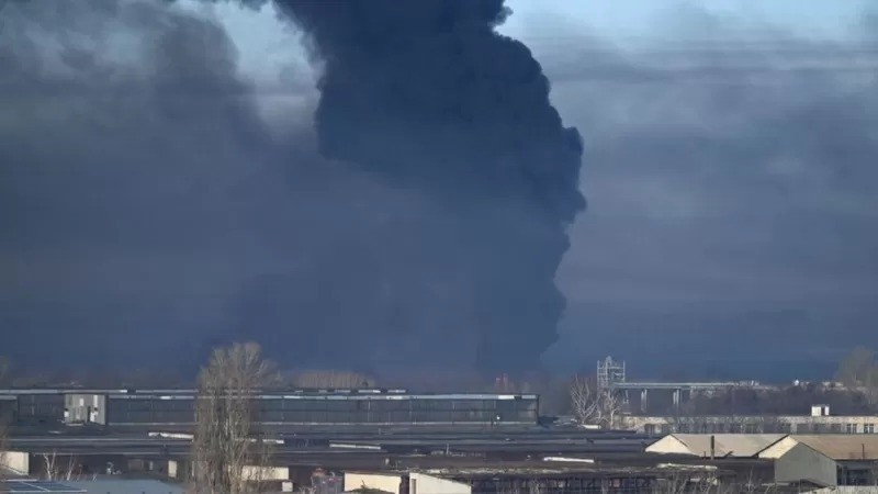 O aeroporto militar de Chuhuyev, perto de Kharkiv, está entre os primeiros alvos atingidos pela Rússia (Foto: Getty Images via BBC News)