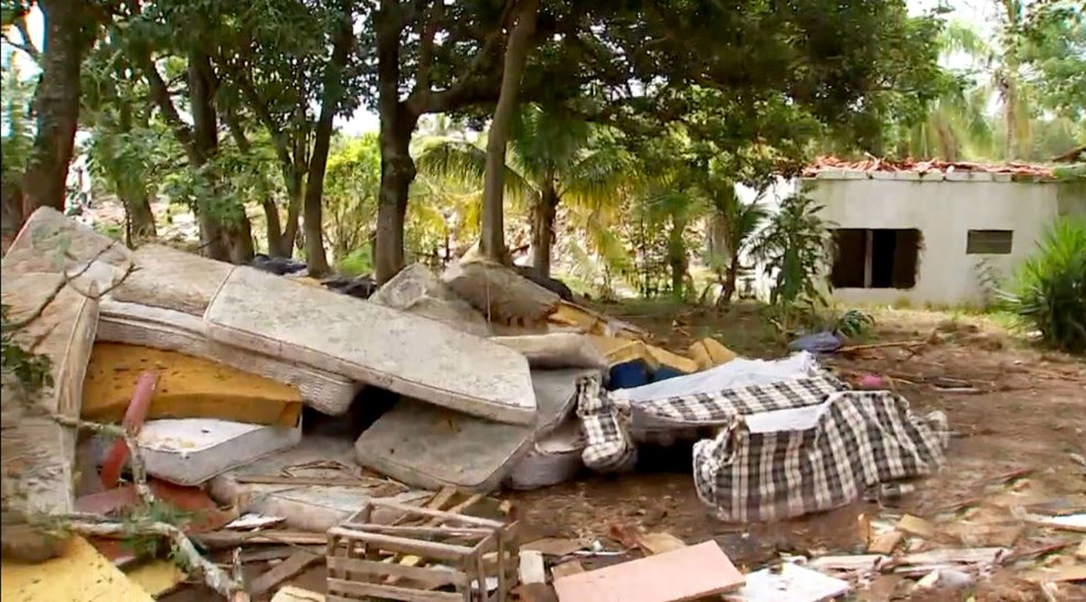 Dependências do parque de Marília estão tomadas por lixo de todo tipo, como colhões velhos (Foto: TV TEM/Reprodução)