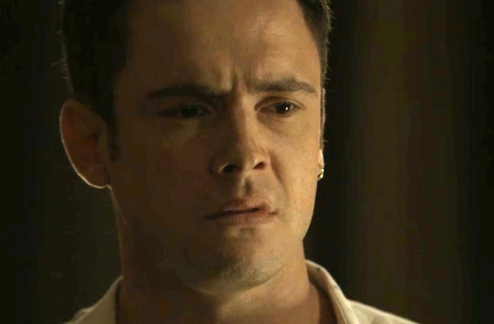 Gael reage ao ouvir o desabafo da mãe (Foto: TV Globo)