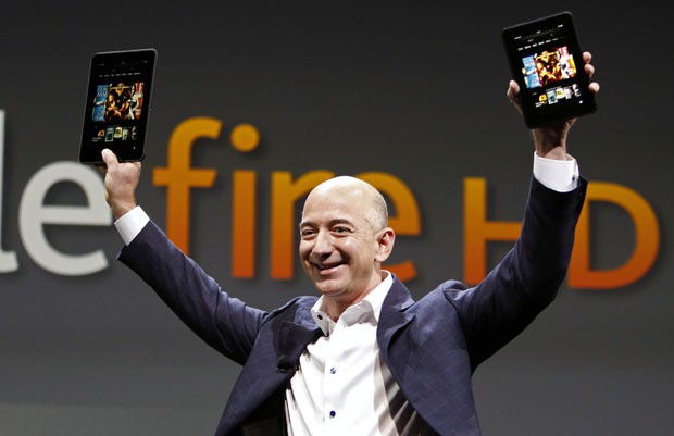Jeff Bezos, CEO da Amazon, apresenta o novo Kindle Fire HD em evento na Califórnia (Foto: Reed Saxon/AP)