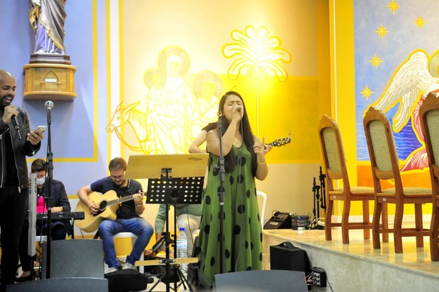 Isabella Arantes canta em missa de sétimo dia de Henrique Ribeiro, produtor de Marília Mendonça (Foto: Octacilio Queiroz/ Agnews)