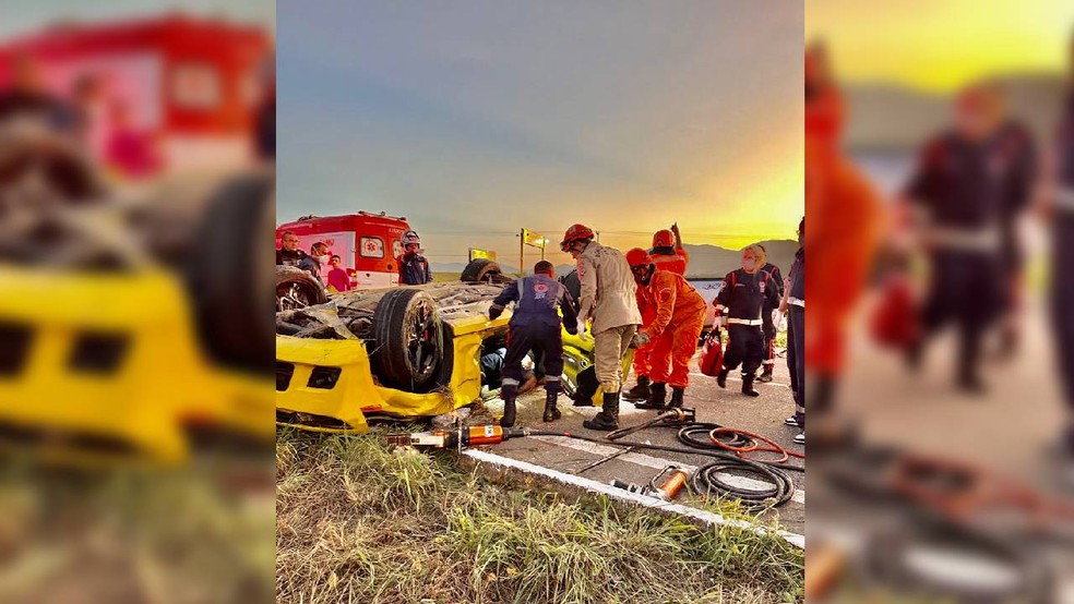 Automvel capotou s margens da rodovia na localidade de Garrote  Foto: Corpo de Bombeiros