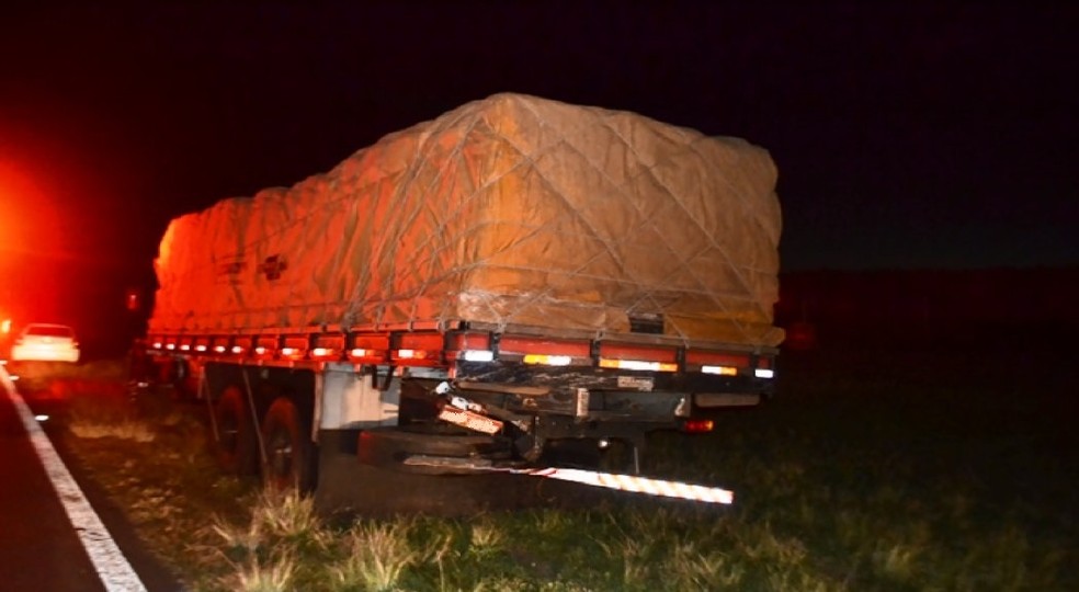 Van bateu em traseira de caminhão (Foto: Maury Jr./Matão Urgente)