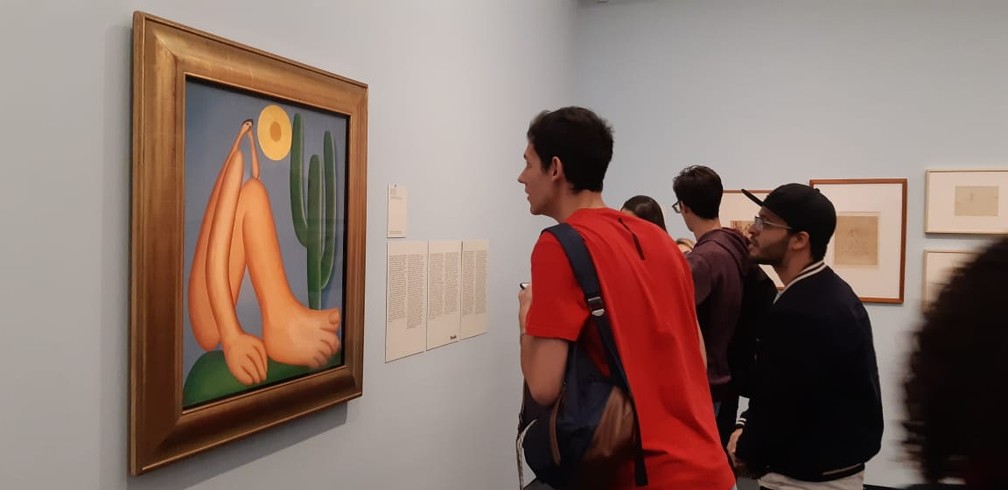 Visitantes olham o quadro Abaporu, de Tarsila do Amaral, em exposição no Masp — Foto: Bárbara Muniz Vieira/G1 