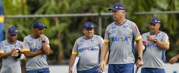 Teoria em prática: Mano elogia elenco, cita justiça no grupo e exalta resultados