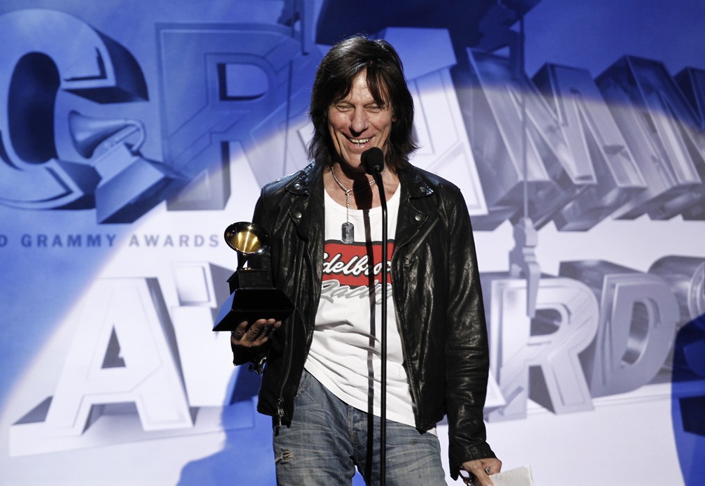 Jeff Beck ganha o Grammy de melhor performance pop instrumental por 'Nessun Dorma' em 2011 — Foto: AP Photo/Matt Sayles, File
