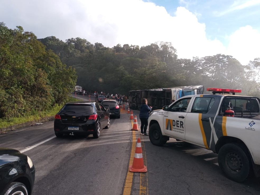 Ônibus tombou no trecho de serra da rodovia Oswaldo Cruz — Foto: Divulgação/DER