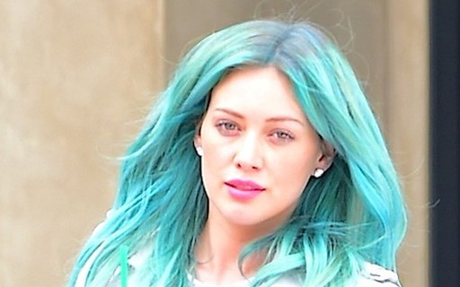 Uau! Hilary Duff muda visual e surge com cabelo azul ...