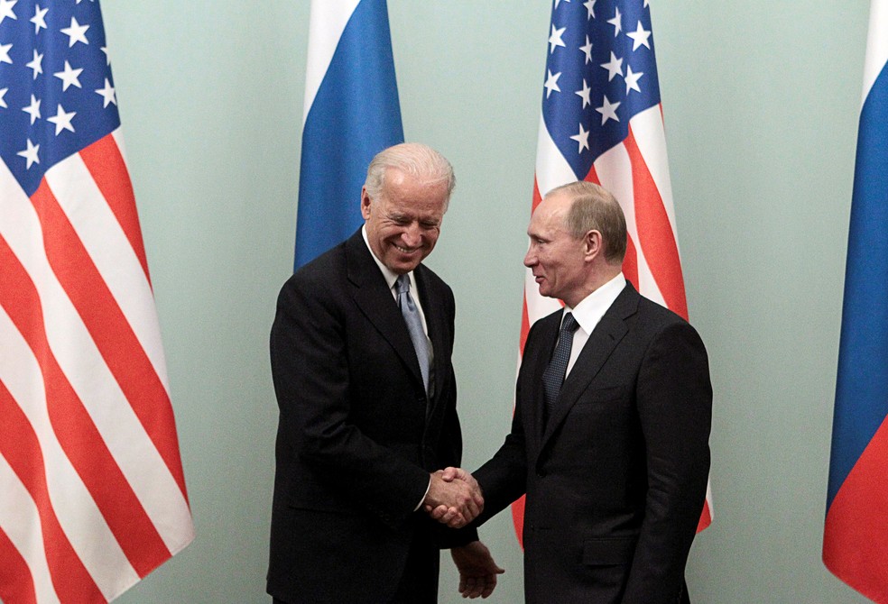 Foto de março de 2011 mostra o então vice-presidente dos EUA, Joe Biden, cumprimentando o então primeiro-ministro da Rússia, Vladimir Putin, em Moscou — Foto: Alexander Natruskin/Arquivo/Reuters