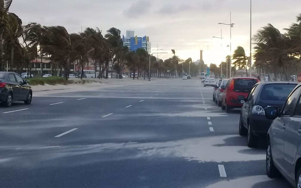 Ventos fortes arrastam areia da praia para calçadão e pista de veículos em Piatã  — Foto: Cid Vaz/TV Bahia