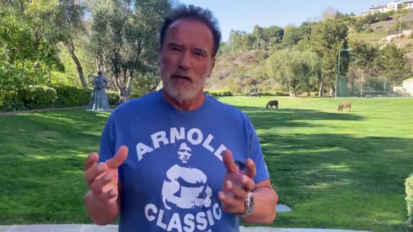 O ator Arnold Schwarzenegger no vídeo em que anuncia o cancelamento de seu festival anual por medo do coronavírus (Foto: Twitter)