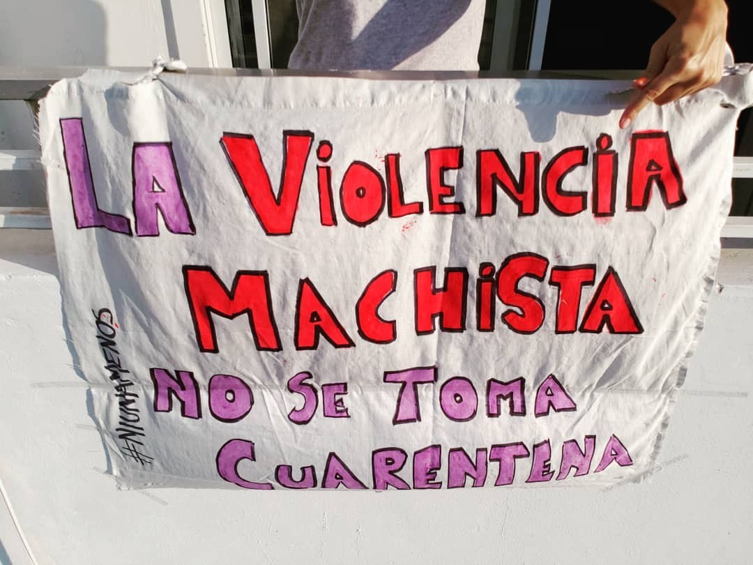 Faixa de protesto sobre uma janela de Buenos Aires (Foto: Reprodução Instagram)
