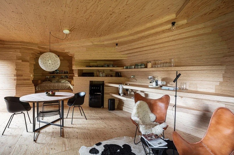 Casa de hóspedes com estilo cinematográfico é revestida por madeira e aço corten (Foto: Tim Van De Velde)