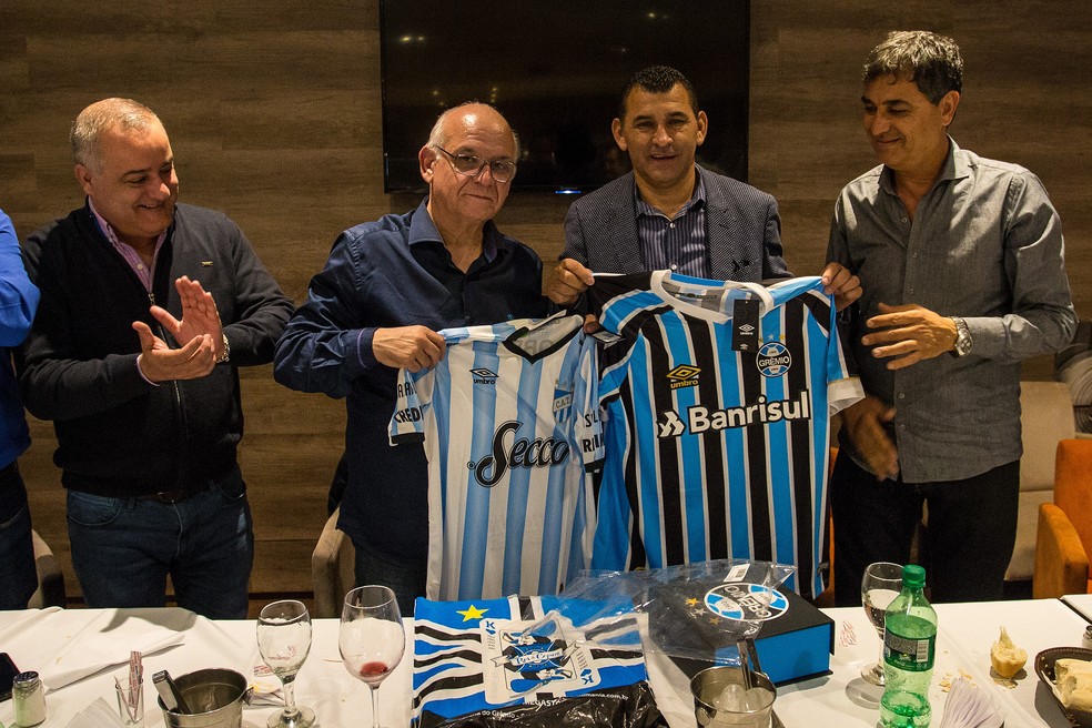 Jantar entre as diretorias de Gremio e Altetico Tucuman antes da partida pela Libertadores  — Foto: Lucas Uebel / Grêmio, DVG