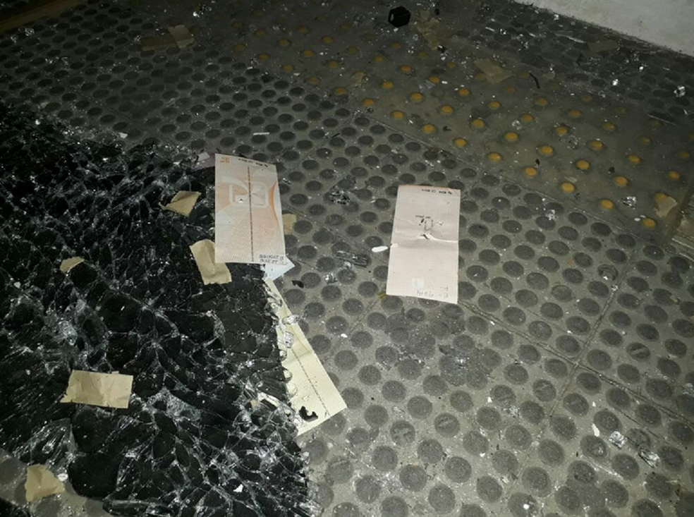 Com a explosão muitos envelopes ficaram espalhados pelo chão do banco. (Foto: Ipaumirim.com)